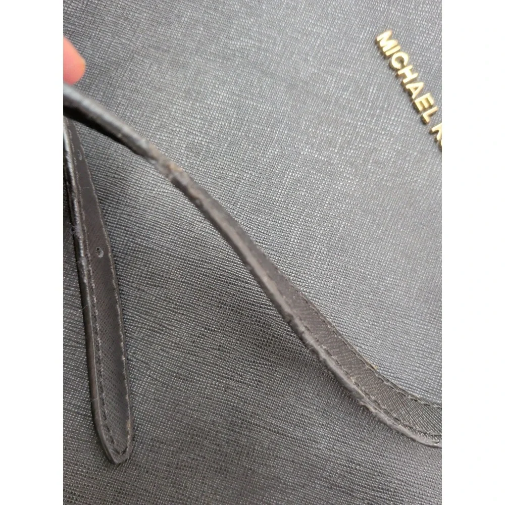 Michael Kors Jet Set Travel Messenger Bag